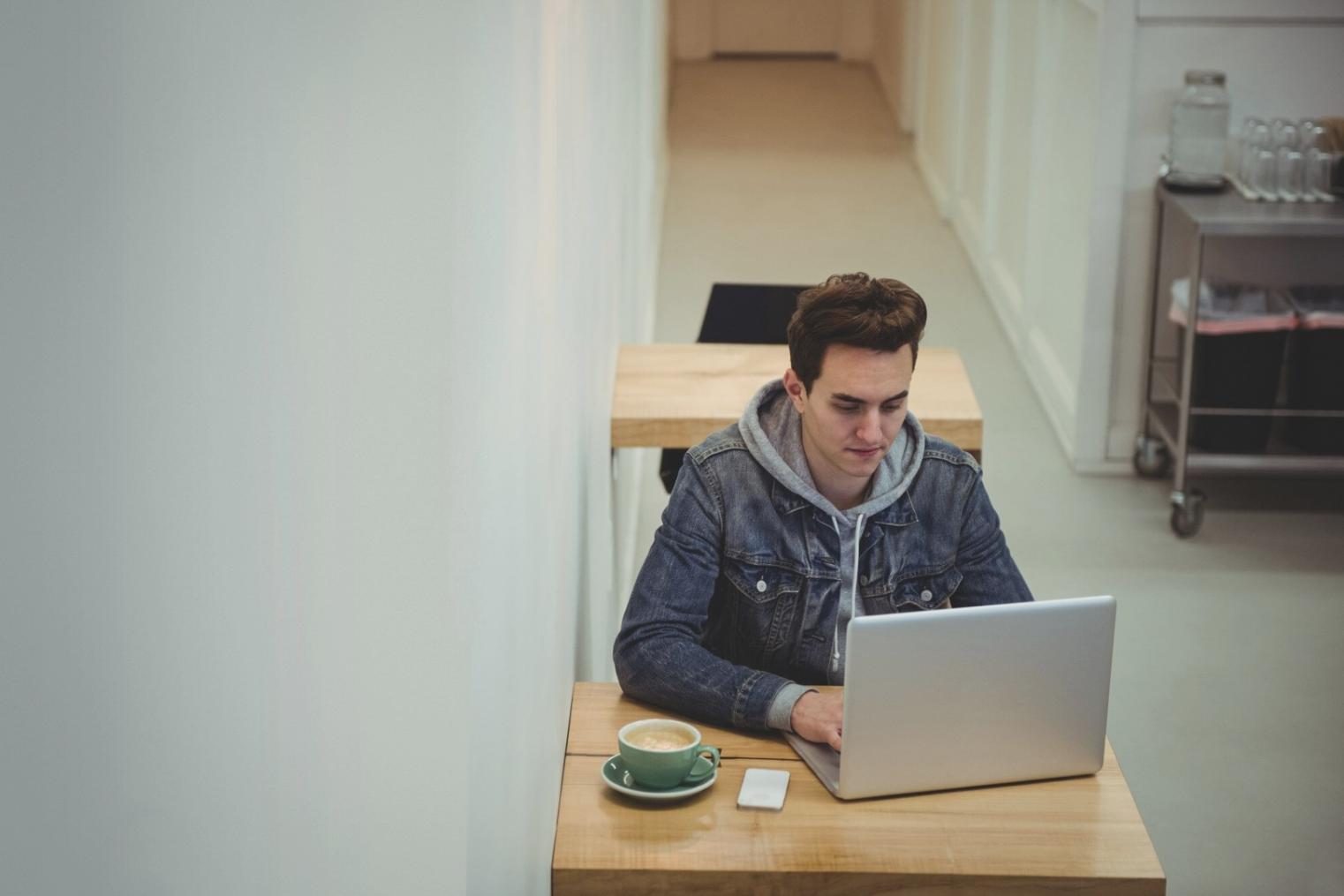 Équipe de professionnels travaillant sur des stratégies commerciales